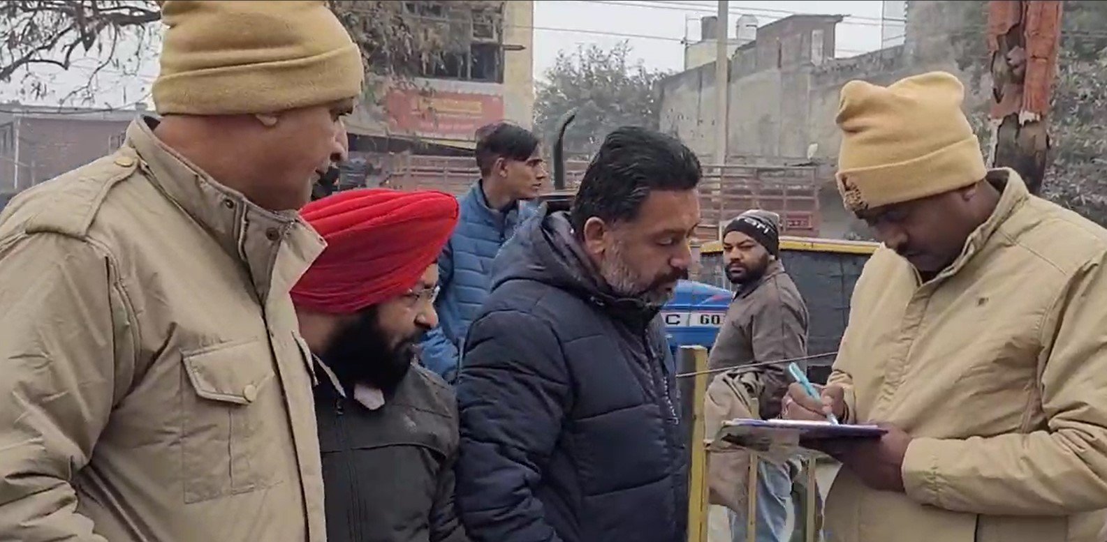 Rickshaw driver was hit by an unknown vehicle, died