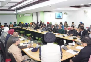 Meeting of ministers and farmers under the protection of paramilitary force