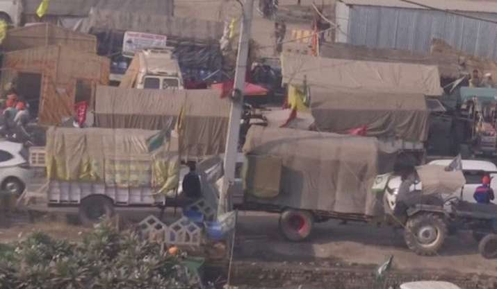 Jind में National Highway पर किसानों और पुलिस के बीच टकराव, Farmers ने उखाड़ी कीलें, Police ने आंसू गैस गोले छोड़ किया Water Cannon 2 2021 12image 10 12 073511029farmers protest an 163