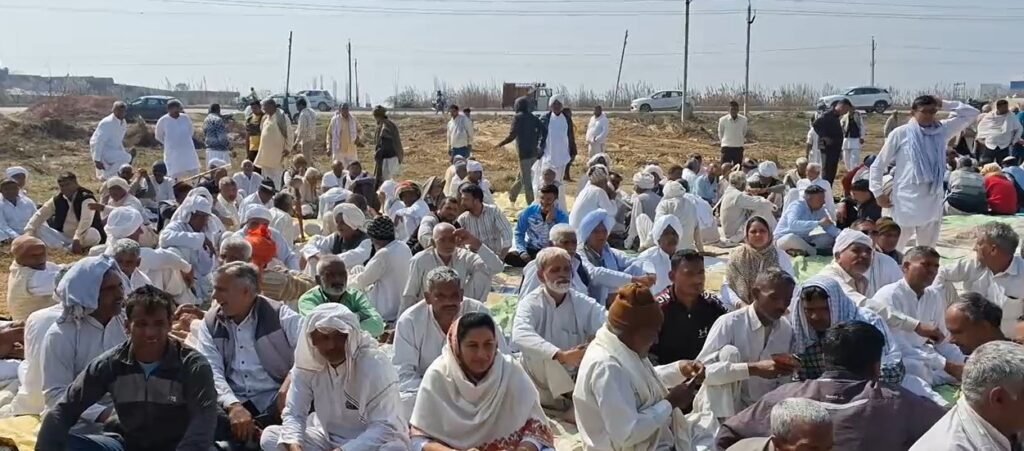 Rohtak-जींद रोड पर किसानों के Delhi कूच को लेकर धरने पर बैठे किसान, पंजाब के किसानों के समर्थन में तोड़ देंगे बैरिगेट्स 5 3 2