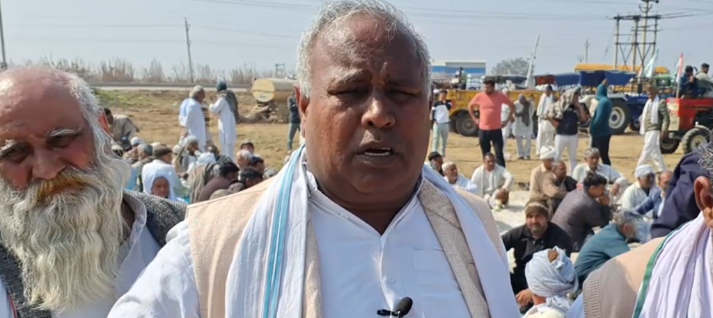 Rohtak-जींद रोड पर किसानों के Delhi कूच को लेकर धरने पर बैठे किसान, पंजाब के किसानों के समर्थन में तोड़ देंगे बैरिगेट्स 2 Screenshot 1574