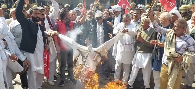 United Kisan Morcha burnt the effigy of the central government