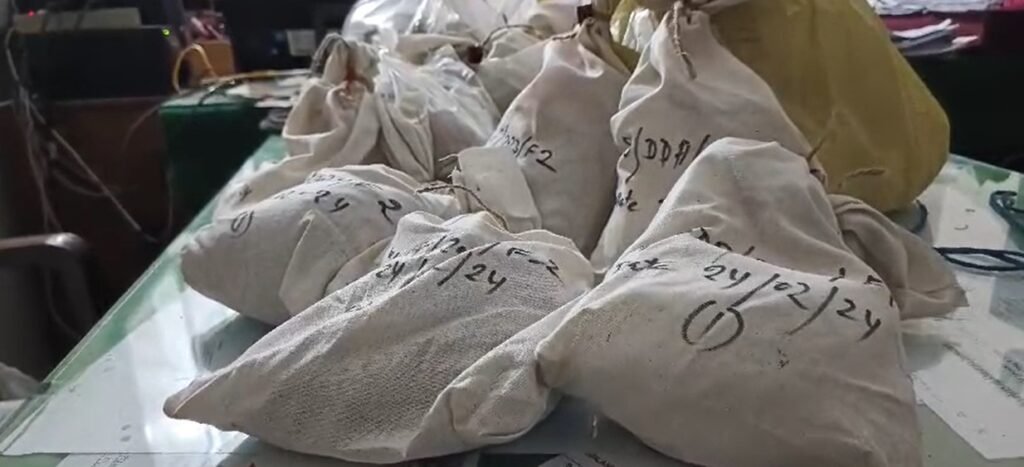Sonipat : खाद विक्रेताओं पर कृषि विभाग की Team का छापा, खाद के 25 तो दवाइयों के लिए 10 Sample, जांच के लिए भेजे लैब 2 Screenshot 1690