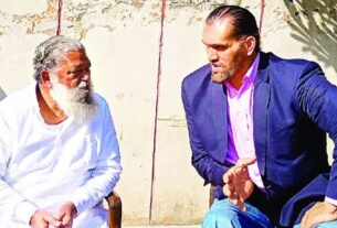 Home Minister Anil Vij sipped tea with former wrestler The Great Khali