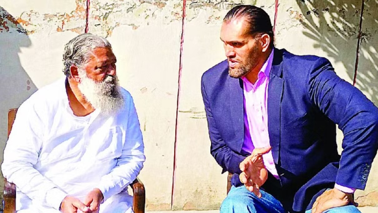 Home Minister Anil Vij sipped tea with former wrestler The Great Khali