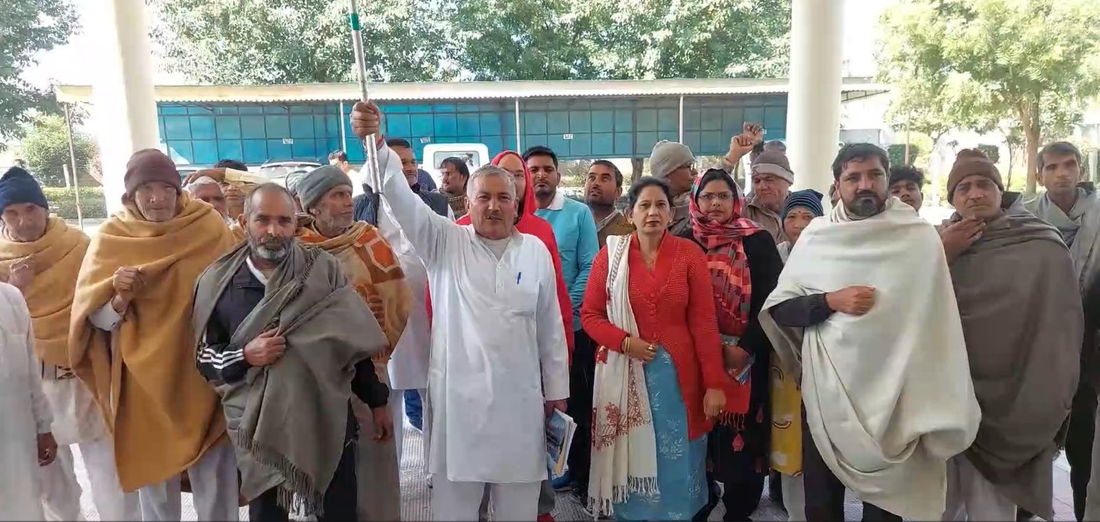 Farmers' protest over compensation for bad crops continues