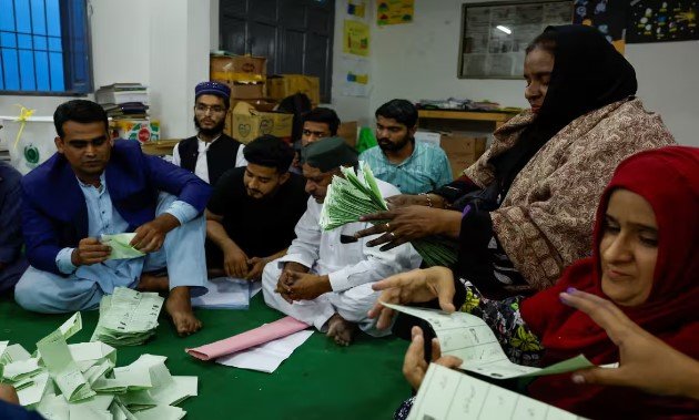 Pakistan में कई प्रांतों में हुई हिंसा, जेल में कैद Imran और Bilawal ने धांधली के लगाए आरोप, 3 लोगों के बीच Competition, 134वें Majority का होना जरूरी 4 Screenshot 2061