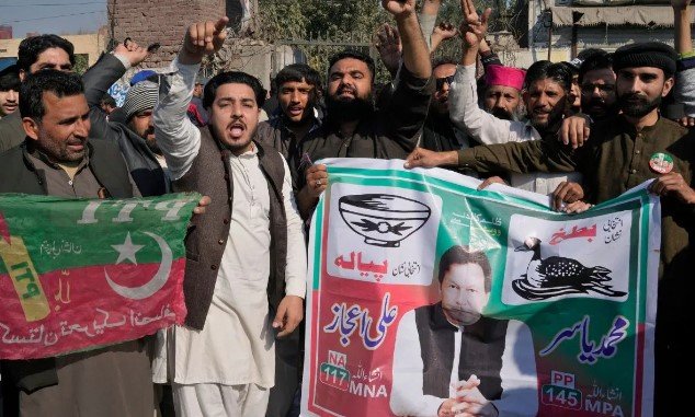 Pakistan में कई प्रांतों में हुई हिंसा, जेल में कैद Imran और Bilawal ने धांधली के लगाए आरोप, 3 लोगों के बीच Competition, 134वें Majority का होना जरूरी 5 Screenshot 2062