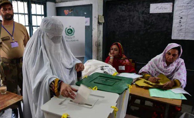 Pakistan में कई प्रांतों में हुई हिंसा, जेल में कैद Imran और Bilawal ने धांधली के लगाए आरोप, 3 लोगों के बीच Competition, 134वें Majority का होना जरूरी 7 Screenshot 2064