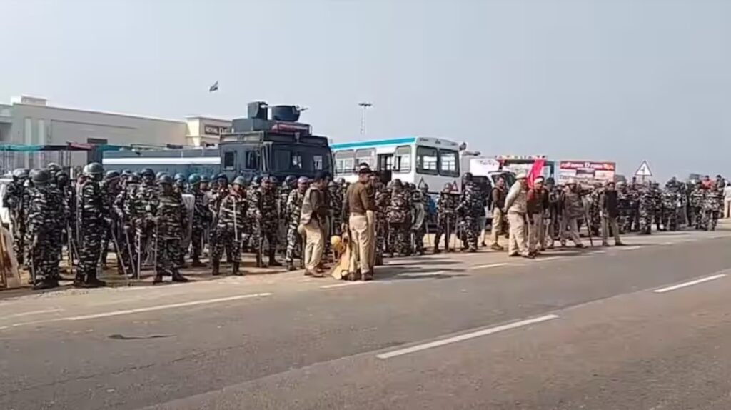 Jind में National Highway पर किसानों और पुलिस के बीच टकराव, Farmers ने उखाड़ी कीलें, Police ने आंसू गैस गोले छोड़ किया Water Cannon 5 Screenshot 2116
