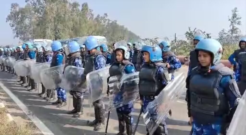 Jind में National Highway पर किसानों और पुलिस के बीच टकराव, Farmers ने उखाड़ी कीलें, Police ने आंसू गैस गोले छोड़ किया Water Cannon 4 Screenshot 2117