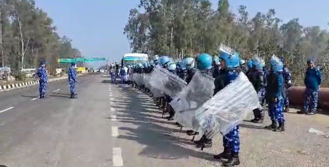 Jind में National Highway पर किसानों और पुलिस के बीच टकराव, Farmers ने उखाड़ी कीलें, Police ने आंसू गैस गोले छोड़ किया Water Cannon 6 Screenshot 2118