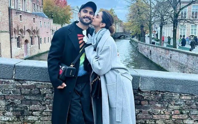 Sep-2024 : Bollywood Actress दीपिका पादुकोण ने दी गर्भावस्था की खुशखबरी, Social Media पर पोस्ट की शेयर, Husband Ranveer Singh को किया टैग 7 Screenshot 2472