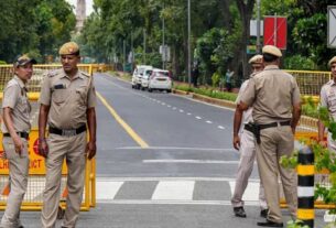 Delhi Police allowed people to come by opening the link road