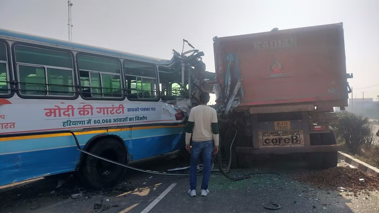 Haryana Roadways and truck collide, bus driver dies, conductor's condition critical