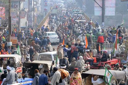 Kisan Andolan 2 Live : शंभू बॉर्डर पर किसानों ने बैरिकेड को जबरन हटाया, वाटर कैनन का प्रयोग, कई प्रदर्शनकारी हिरासत में, पुलिस ने रबड़ की गोलियां चलाई, कुंडली-सिंघु बॉर्डर पर वाहनों की एंट्री बंद 11 किसान 17