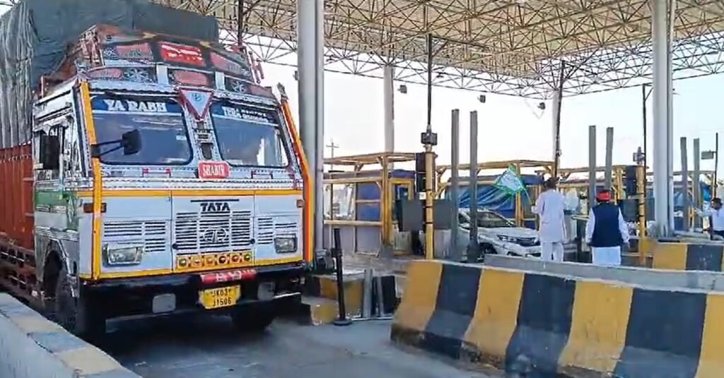 Kisan Andolan 2 Live : शंभू बॉर्डर पर किसान और जीआरपी सब इंस्पेक्टर की मौत, दोनों प्रदर्शन में आंसू गैस के गोले से हुए थे घायल, हरियाणा में टोल फ्री 5 टोल 4