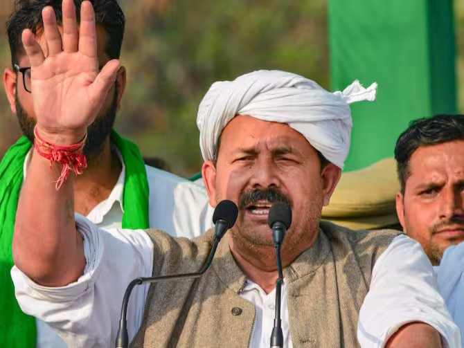 Kisan Andolan 2 Live : शंभू बॉर्डर पर किसानों ने बैरिकेड को जबरन हटाया, वाटर कैनन का प्रयोग, कई प्रदर्शनकारी हिरासत में, पुलिस ने रबड़ की गोलियां चलाई, कुंडली-सिंघु बॉर्डर पर वाहनों की एंट्री बंद 7 नरेश टिकैत 2