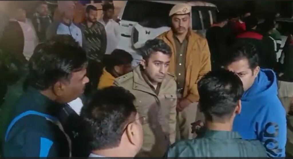 Sonipat में बदमाशों के हौसले बुलंद : गोली मारकर दुकानदार से लूटी लाखों की नकदी, मुंह पर कपड़ा और हेलमेट लगाकर आए थे 3 युवक, CCTV की DVR भी लेकर फरार 2 लूट