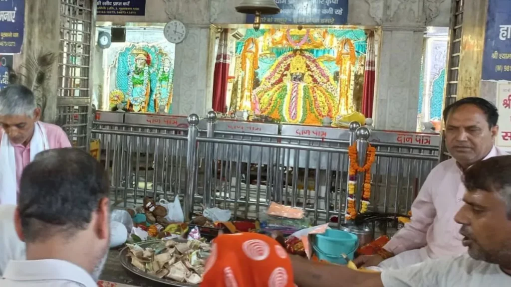 Panipat : फूलों की होली खेलते हुए Chulkana Dham बाबा श्याम दर्शन के लिए Baba Shyam Seva Samiti दो बसें हुई रवाना 4 Baba Shyam Seva Samiti two buses left for Chulkana Dham - 3