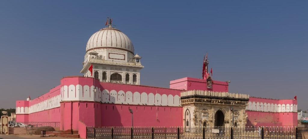 Rajasthan : 25 हजार चूहों के बीच होते हैं Karni Mata के दर्शन, 500 वर्ष पुराना Temple, जानिए History 4 Karni Mata temple - 3