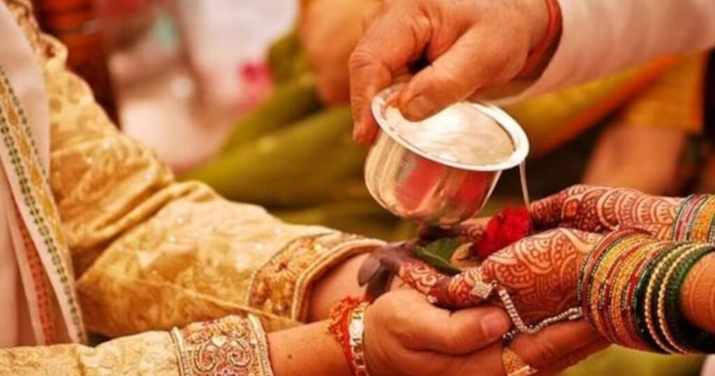 Narnaul : मामा ने शादी से पहले घोड़ी पर बैठाकर निकाला भांजी का बनवारा, Boys-Girls के भेदभाव को कम करने का प्रयास 4 Uncle made niece sit on mare before marriage - 3