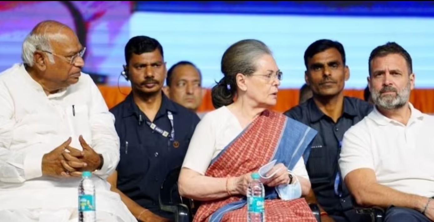 freezing of bank accounts, Rahul-Sonia's press conference