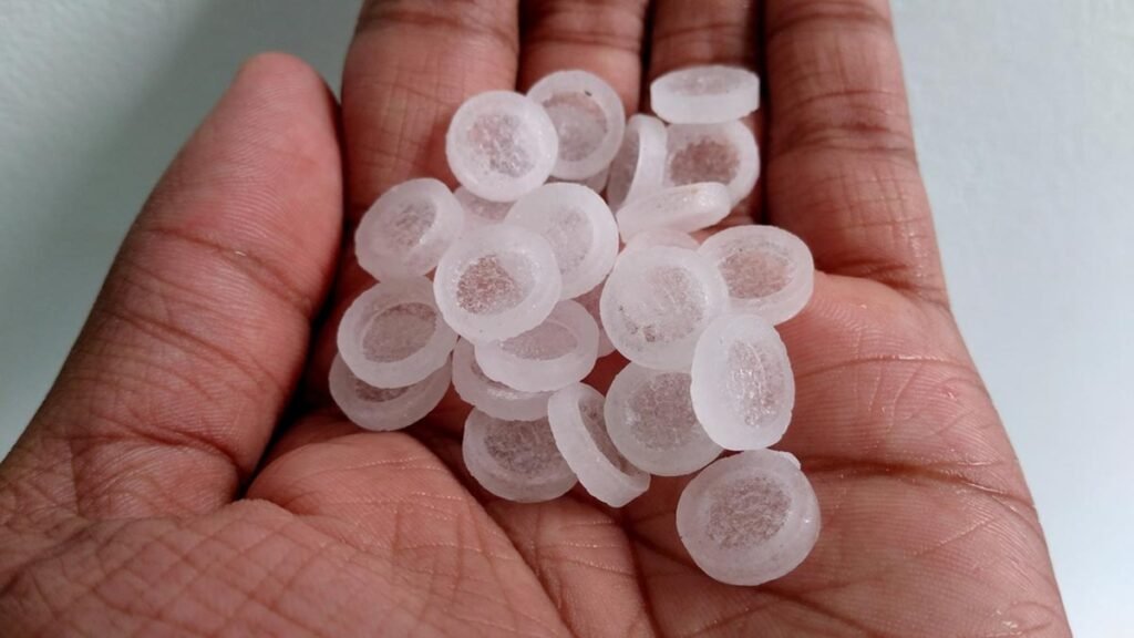 Miraculous trick : रात में तकिए के नीचे रखा कपूर देगा बड़ी से बड़ी समस्याओं को मात, खुशियों से भरा रहेगा शादीशुदा जीवन 8 Camphor kept under the pillow at night - 4