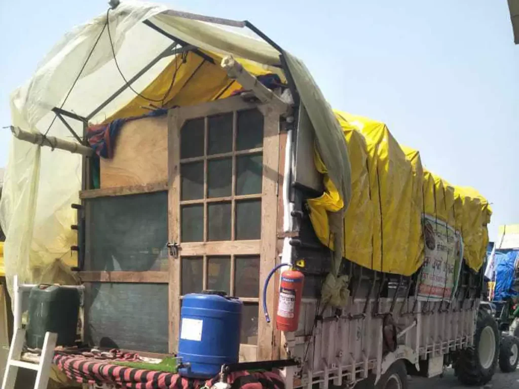 Farmers Movement : अब Dabwali Border पर भी देंगे धरना, MSP गारंटी कानून पर संघर्ष जारी, Rain से बचने के लिए इंतजाम 2 farmers protest tractor trollies are now ready to fight with summer 81461006