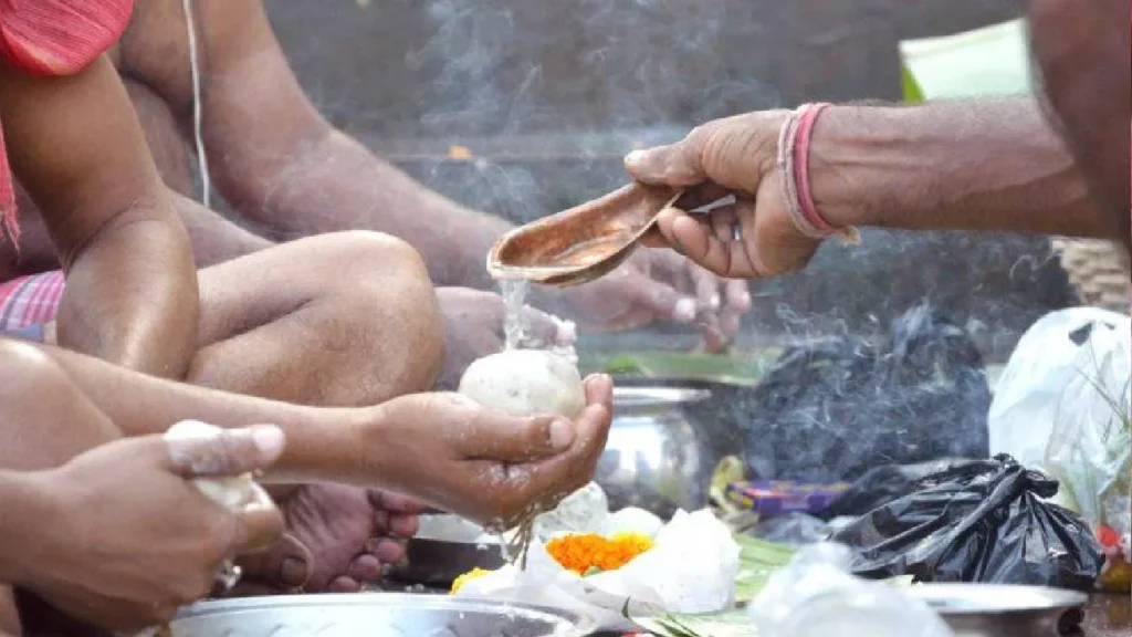 Pitra Dosh देता है जीवन में problems, ऐसे करें पहचान, उपाय करने से मिलेगी मुक्ति, work की रूकावट होगी दूर 4 Pitra Dosh causes problems in life -3