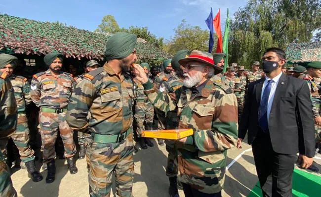 Jaisalmer में पीएम मोदी का सरकारों पर Attack, Bharat Shakti युद्धाभ्यास में तीनों सेनाओं ने दिखाई Field Firing Range में ताकत, Tejas ने नष्ट किए Tank 4 PM Modi's attack on governments in Jaisalmer -3