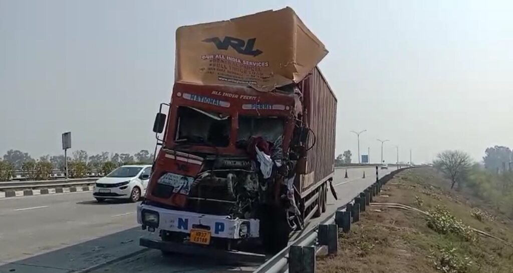 Sonipat में Private Bus को Container ने मारी टक्कर, दो की मौत, 6 की हालत गंभीर 5 एक्सीडेंट 11