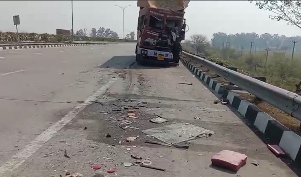 Sonipat में Private Bus को Container ने मारी टक्कर, दो की मौत, 6 की हालत गंभीर 6 एक्सीडेंट 13