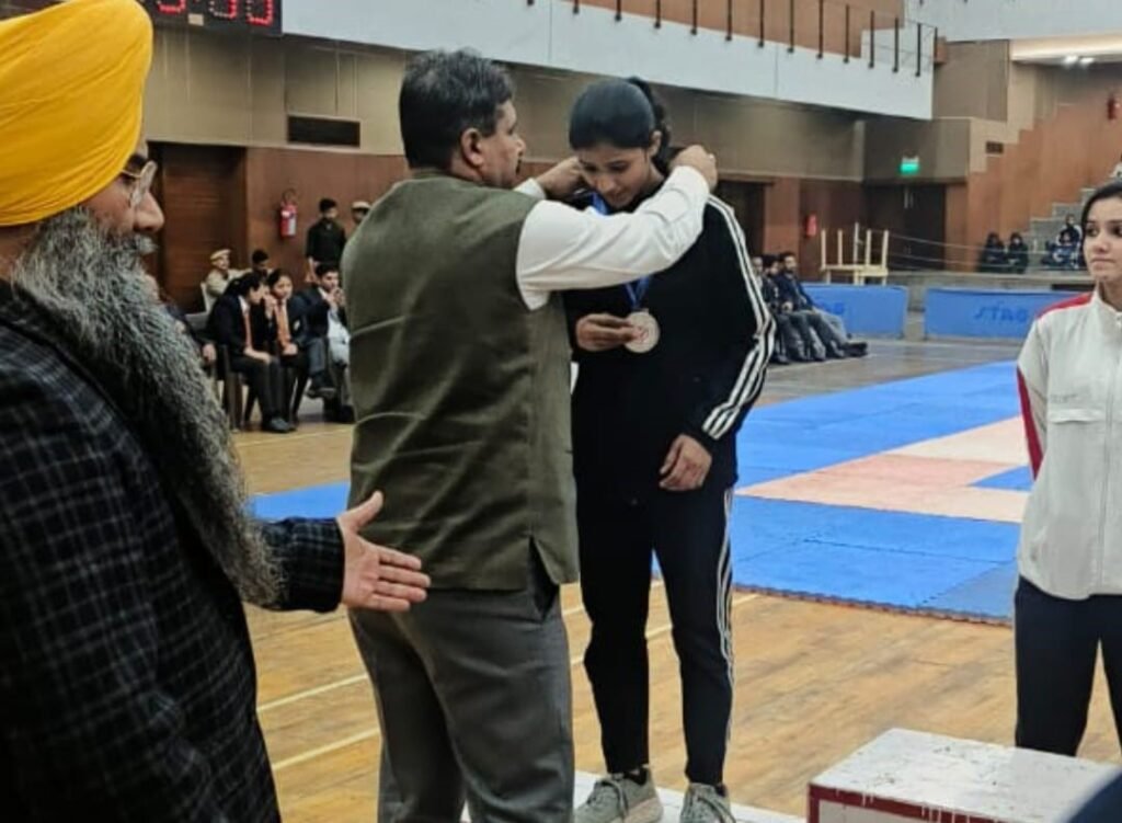 All India University Karate Championship में पानीपत की Kiran ने जीता सिल्वर, Chandigarh में आयोजित प्रतियोगिता में देशभर के खिलाड़ियों ने लिया भाग 4 एलएनटी 13