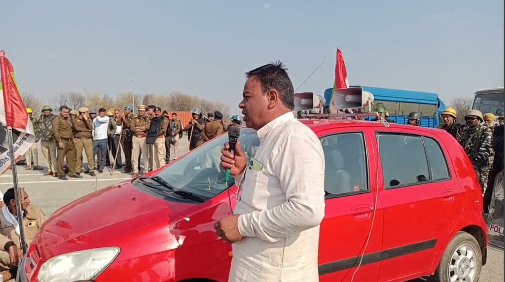 Kisan Andolan 2 : Hisar में दिल्ली कूच को लेकर किसान और पुलिस हुए आमने-सामने, कई किसान नेताओं को हिरासत में लिया, मांगों को लेकर पैदल निकले थे किसान 6 किसान रोके 0