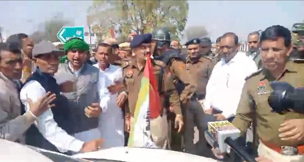 Kisan Andolan 2 : Hisar में दिल्ली कूच को लेकर किसान और पुलिस हुए आमने-सामने, कई किसान नेताओं को हिरासत में लिया, मांगों को लेकर पैदल निकले थे किसान 5 किसान रोके 2