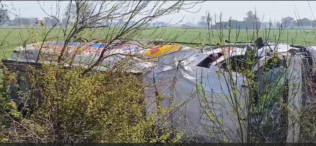 Haryana में 20 हजार लीटर Patrol से भरा टैंकर खेत में पलटा, आसपास के लोगों ने बचाई ड्राईवर की जान, खेतों में बह गया तेल का एक चौथाई हिस्सा 3 ट्रक पलटा 0