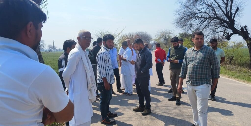 Haryana में 20 हजार लीटर Patrol से भरा टैंकर खेत में पलटा, आसपास के लोगों ने बचाई ड्राईवर की जान, खेतों में बह गया तेल का एक चौथाई हिस्सा 4 ट्रक पलटा 2