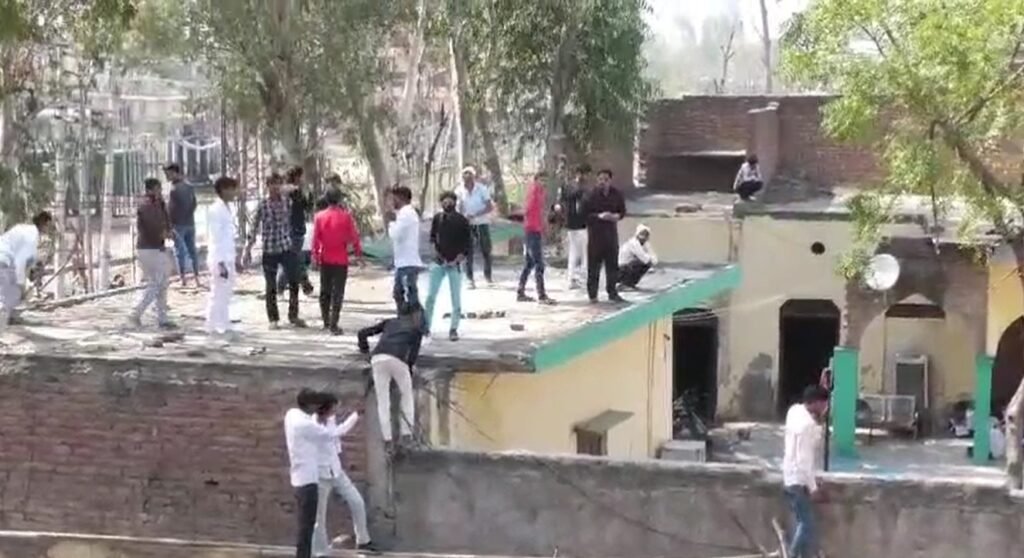 Haryana में नकल रोकने के दावे हवाहवाई, Nuh में युवाओं और बुजुर्गों के साथ लड़कियों ने भी डाली पर्चियां, Police नजर आई बेबस 4 नकल