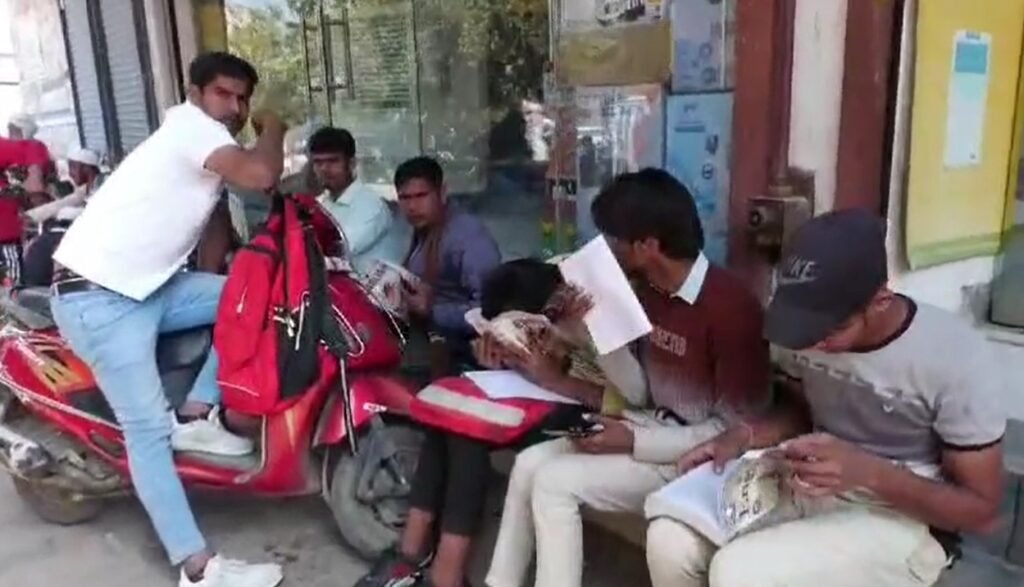 Haryana में नकल रोकने के दावे हवाहवाई, Nuh में युवाओं और बुजुर्गों के साथ लड़कियों ने भी डाली पर्चियां, Police नजर आई बेबस 2 नकल 1