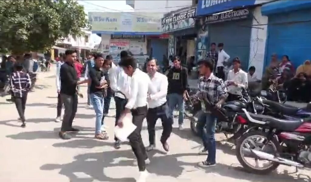 Haryana में नकल रोकने के दावे हवाहवाई, Nuh में युवाओं और बुजुर्गों के साथ लड़कियों ने भी डाली पर्चियां, Police नजर आई बेबस 5 नकल 2