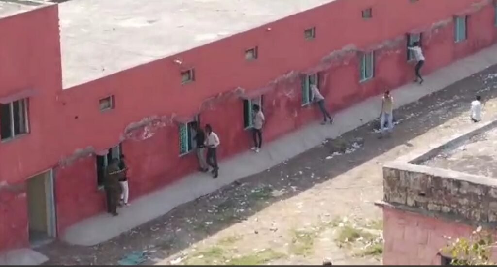 Haryana में नकल रोकने के दावे हवाहवाई, Nuh में युवाओं और बुजुर्गों के साथ लड़कियों ने भी डाली पर्चियां, Police नजर आई बेबस 6 नकल 3