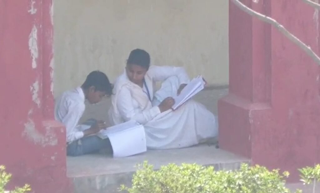 Haryana में नकल रोकने के दावे हवाहवाई, Nuh में युवाओं और बुजुर्गों के साथ लड़कियों ने भी डाली पर्चियां, Police नजर आई बेबस 7 नकल 4