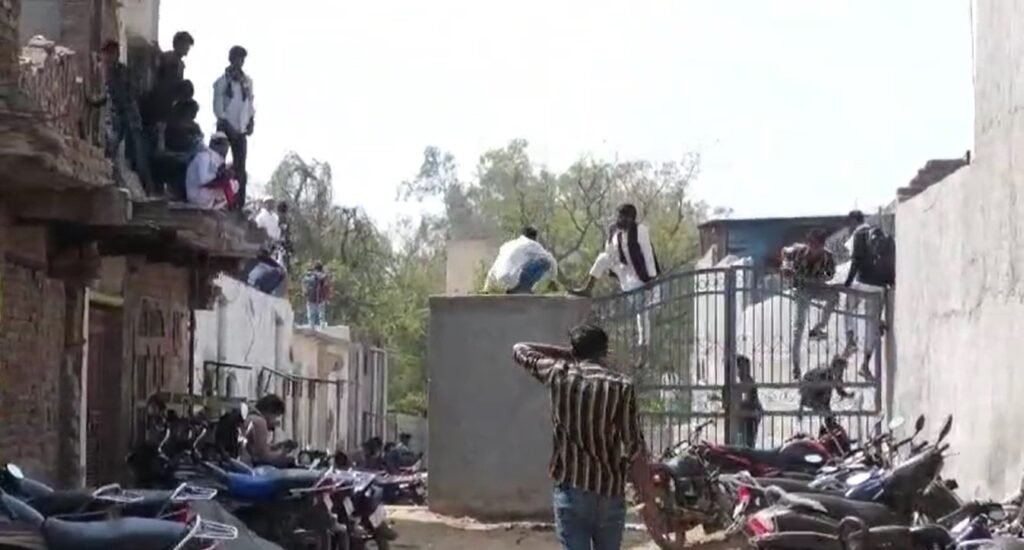 Haryana में नकल रोकने के दावे हवाहवाई, Nuh में युवाओं और बुजुर्गों के साथ लड़कियों ने भी डाली पर्चियां, Police नजर आई बेबस 9 नकल 6