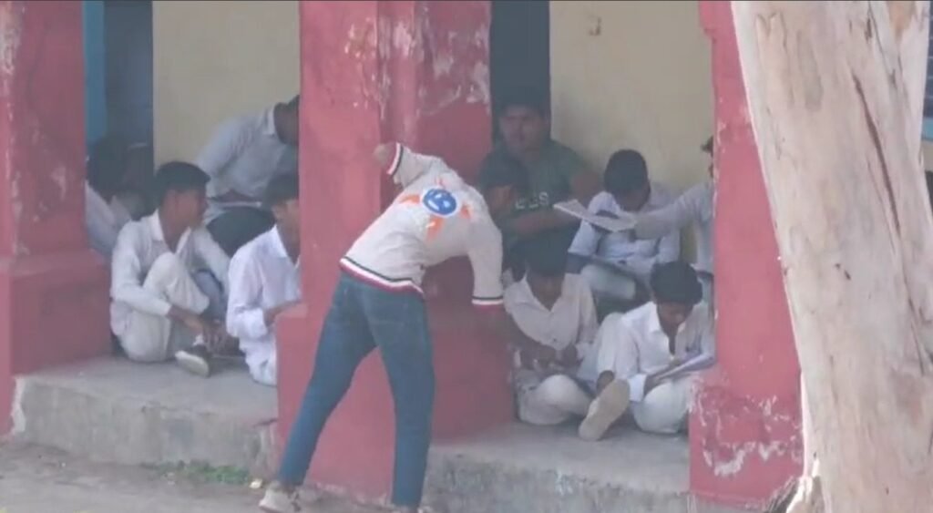 Haryana में नकल रोकने के दावे हवाहवाई, Nuh में युवाओं और बुजुर्गों के साथ लड़कियों ने भी डाली पर्चियां, Police नजर आई बेबस 10 नकल 7