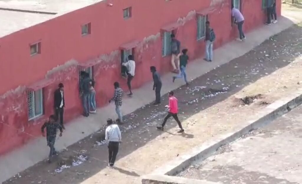 Haryana में नकल रोकने के दावे हवाहवाई, Nuh में युवाओं और बुजुर्गों के साथ लड़कियों ने भी डाली पर्चियां, Police नजर आई बेबस 11 नकल 8