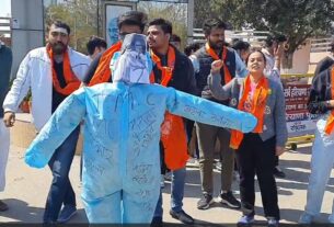 ABVP burns effigy of Bengal CM Mamata