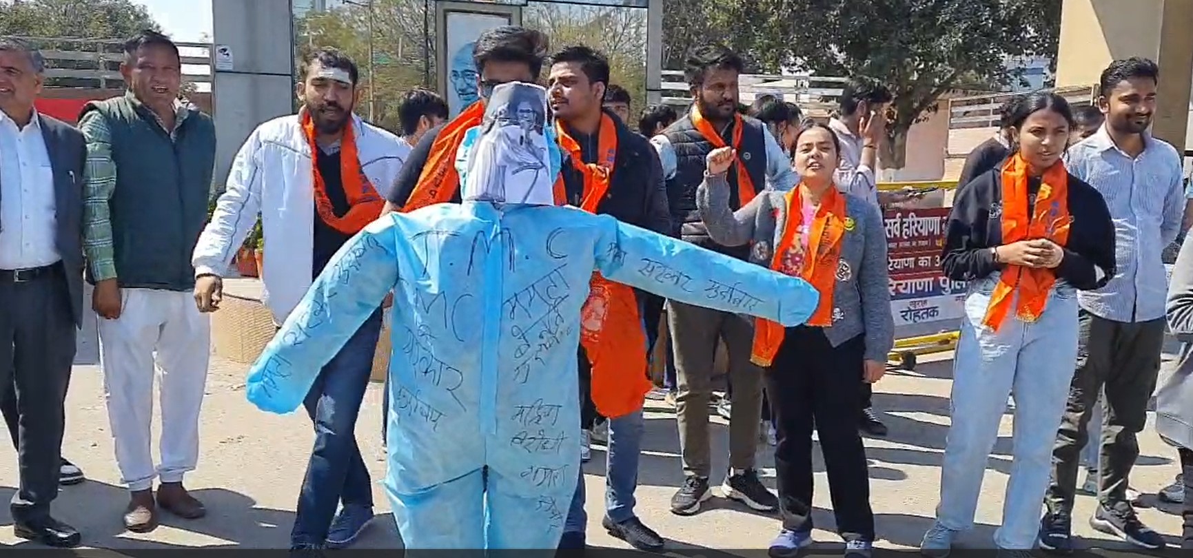 ABVP burns effigy of Bengal CM Mamata