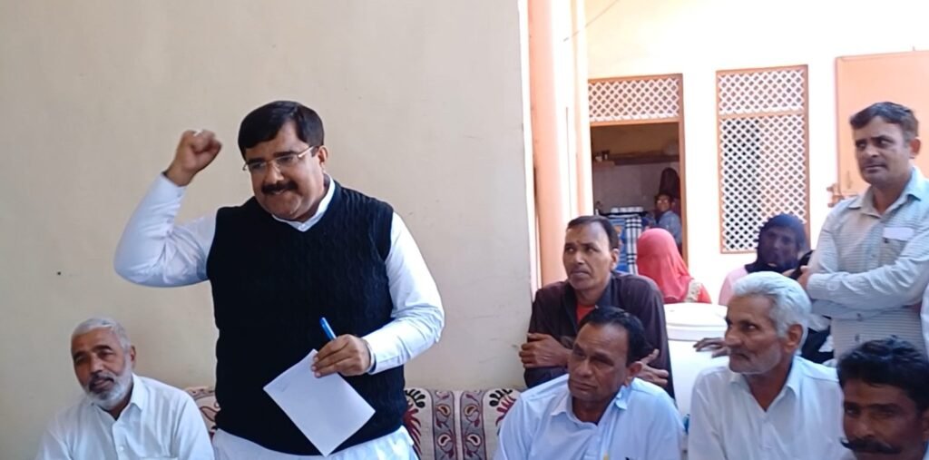 Lok Sabha Elections 2024 : हिसार में BJP leader ने अलापे कल्याणकारी योजनाओं के राग, आयुष्मान कार्ड को लेकर ग्रामीण ने पूर्व मेयर को घेरा 4 पूर्व मेयर