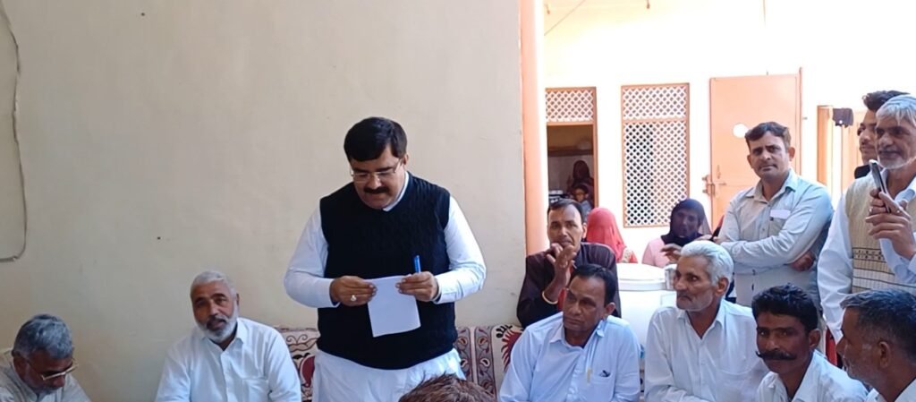 Lok Sabha Elections 2024 : हिसार में BJP leader ने अलापे कल्याणकारी योजनाओं के राग, आयुष्मान कार्ड को लेकर ग्रामीण ने पूर्व मेयर को घेरा 2 पूर्व मेयर 1